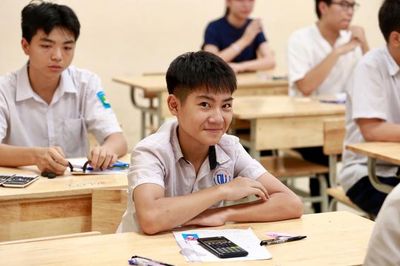 Hình ảnh sĩ tử Hà Nội trước giờ làm bài thi môn Toán lớp 10