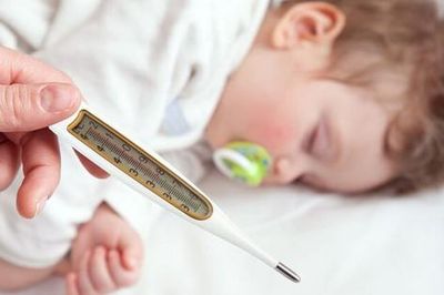 Mùa hè cảnh giác với sốt virus ở trẻ em
