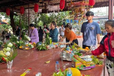 Sĩ tử Hải Phòng dâng hương cầu may trước giờ thi vào lớp 10