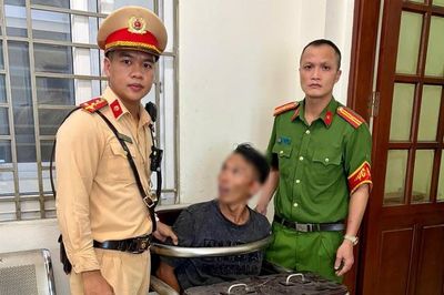 Thanh niên cầm bồ cào chặn xe, đập phá tài sản giữa phố Hà Nội
