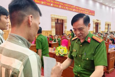 Bước ra khỏi cổng trại, 218 người làm lại cuộc đời…