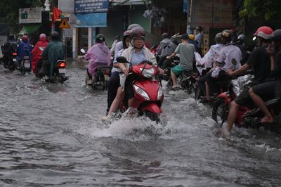 Mưa lớn đầu tuần, nhiều tuyến đường ở TP.HCM ngập sâu