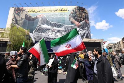 Mỹ, Iran tập kích lẫn nhau; Tehran cáo buộc Washington vi phạm thỏa thuận ngừng bắn