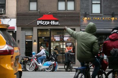 Ông chủ Pizza Hut đưa ra quyết định bất ngờ