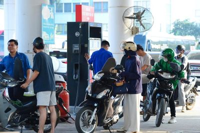 Người dân Hà Nội đổ xăng sinh học E10 trong ngày chính thức mở bán đại trà