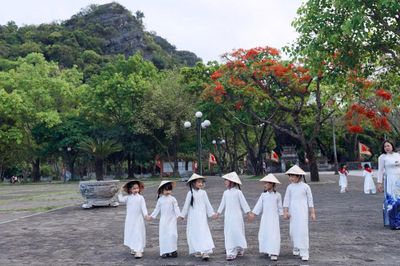 Những du khách nhí 'xông đất' Cố đô Hoa Lư ngày Quốc tế Thiếu nhi