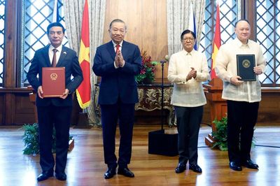 Tổng Bí thư, Chủ tịch nước Tô Lâm và Tổng thống Philippines chứng kiến trao văn kiện hợp tác giữa hai nước