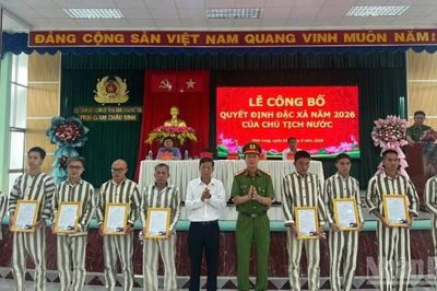 Vĩnh Long: Công bố Quyết định đặc xá của Chủ tịch nước cho 82 phạm nhân tại Trại giam Châu Bình