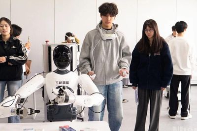 Trung Quốc hình thành ngành robot chăm sóc người cao tuổi