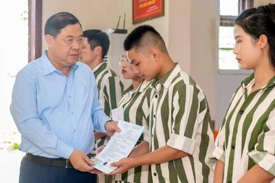 Phó Thủ tướng Thường trực Phạm Gia Túc trao Quyết định đặc xá của Chủ tịch nước tại Trại giam Thanh Xuân