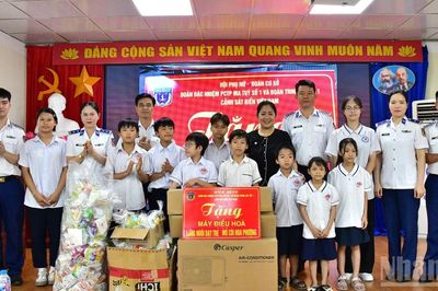 Lực lượng Cảnh sát biển thăm, tặng quà trẻ mồ côi dịp Tết thiếu nhi 1/6