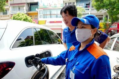 [Ảnh] Người dân Hà Nội trong ngày đầu chính thức dừng bán xăng E5 RON 95