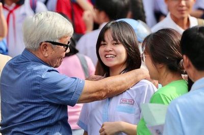 Muôn màu cảm xúc của thí sinh TPHCM sau ngày đầu thi lớp 10