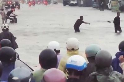 CLIP: Trung tâm TP Đồng Nai ngập sâu sau mưa lớn
