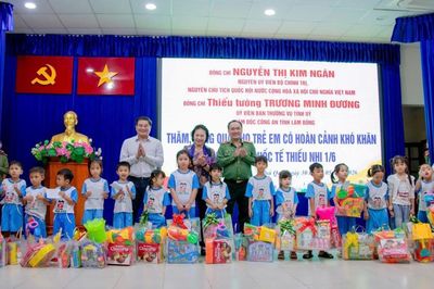 Nguyên Chủ tịch Quốc hội Nguyễn Thị Kim Ngân tặng quà cho học sinh Đặc khu Phú Quý