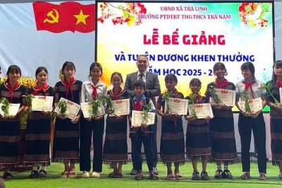 Trao thưởng bằng cây sâm Ngọc Linh giống cho học sinh giỏi