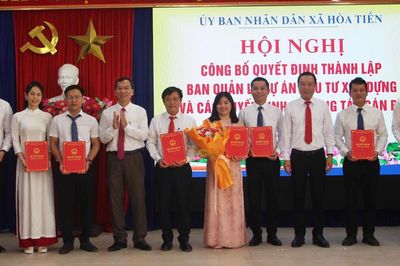 Xã Hòa Tiến thành lập Ban Quản lý dự án đầu tư xây dựng xã và công bố quyết định công tác cán bộ