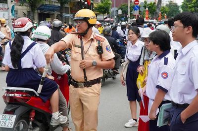 CSGT TPHCM huy động lực lượng bảo đảm trật tự, tiếp sức thí sinh thi lớp 10