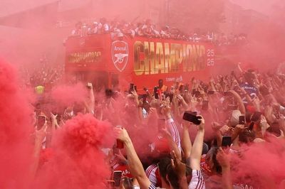 'Biển người' Arsenal cuồng nhiệt rước cúp Ngoại hạng Anh