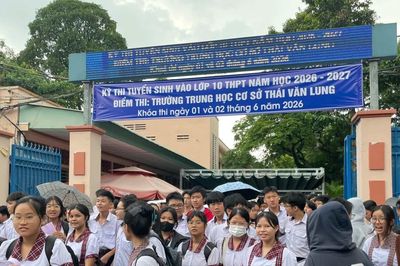 Thí sinh hào hứng sau buổi thi môn Tiếng Anh thi lớp 10 tại TPHCM