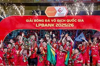 CLB Công an Hà Nội nâng cúp vô địch V-League 2025/26 sau trận thắng Becamex TP. Hồ Chí Minh
