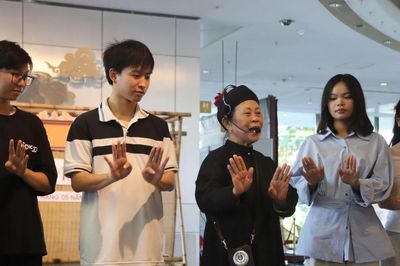 Sinh viên Học viện Báo chí và tuyên truyền tái hiện di sản hát Xoan bằng mô hình 'không gian mở'