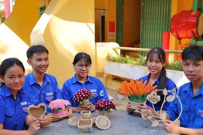 Học sinh miền núi Quảng Ngãi 'hô biến' vỏ keo bỏ đi thành sản phẩm độc lạ