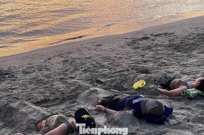 Cảnh kỳ lạ ở Đà Nẵng: Sáng sớm ra biển tự vùi mình trong cát