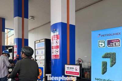 Người dân TPHCM xếp hàng trải nghiệm dùng xăng E10