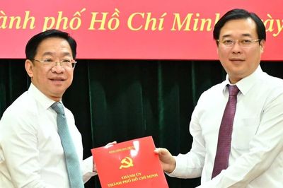 Thành ủy TPHCM điều động, luân chuyển cán bộ