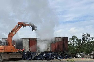 Cháy xe đầu kéo chở gần 2.500 két bia, thiệt hại tiền tỷ