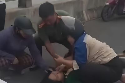 Bé gái 5 tuổi bị hất văng do nổ lốp xe máy, công an kịp thời cấp cứu