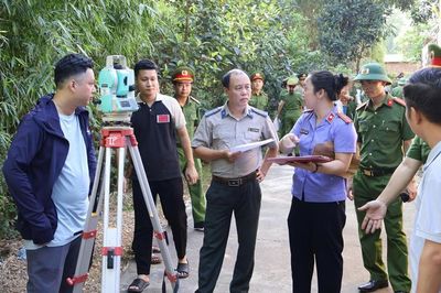 Kiểm sát cưỡng chế việc chuyển giao quyền sử dụng đất