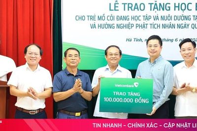 Tiếp nhận 100 triệu đồng hỗ trợ trẻ mồ côi và người khuyết tật