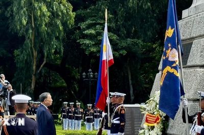 Tổng Bí thư, Chủ tịch nước và Phu nhân dâng hoa tại Đài tưởng niệm anh hùng dân tộc Jose Rizal của Philippines