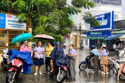 TP Hồ Chí Minh: Thí sinh vội vã đến điểm thi môn Ngoại ngữ trong mưa