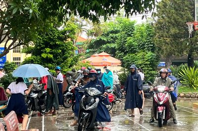 TP Hồ Chí Minh: Mặc nắng mưa, phụ huynh kiên trì chờ con ngoài cổng trường thi lớp 10