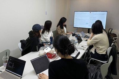 Nỗi lo bị tụt hậu thúc đẩy dân văn phòng Hàn Quốc học AI