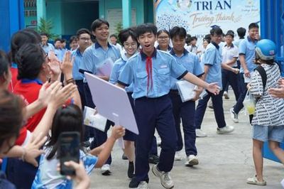 Tp.HCM: Thí sinh cười tươi rời phòng thi lớp 10, nhiều em tự tin đạt 8 điểm Văn