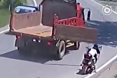 Xe tải lao vụt qua, cửa thùng bất ngờ bung mạnh khiến hai mẹ con gặp nạn