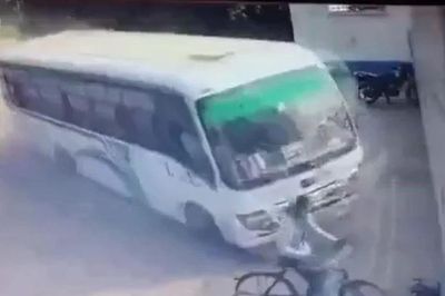 Xe buýt lao vào tường nhà máy sữa, người đi đường tháo chạy trong tích tắc