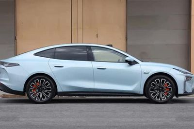 Xe sedan hạng D mạnh 275 mã lực, nội thất tiện nghi, giá hơn 400 triệu đồng