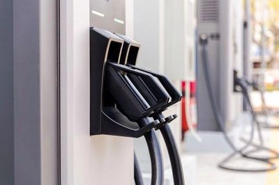 Đầu tư nhiều trụ sạc điện trên cao tốc Bắc - Nam