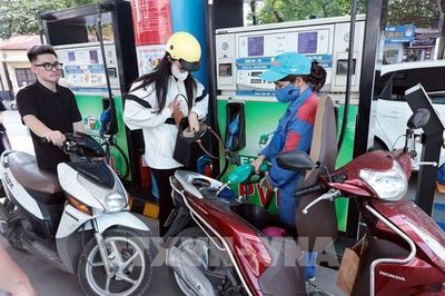 Thị trường xăng E10 tại Hà Nội ổn định trong ngày đầu triển khai