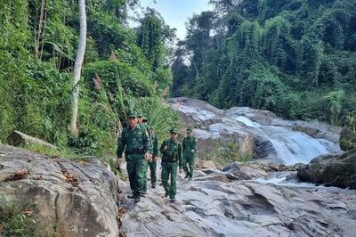 Mười năm 'thắp lửa' biên cương (Bài cuối): Bản sáng, dân an