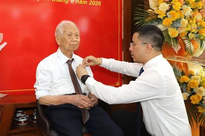 Trao tặng Huy hiệu 80 năm tuổi Đảng cho đảng viên Văn Như Tước