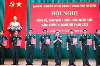 Trao quyết định thăng quân hàm, nâng lương sĩ quan Biên phòng An Giang