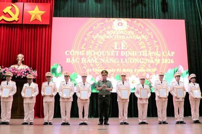 Công an tỉnh An Giang trao quyết định thăng cấp bậc hàm, nâng lương năm 2026
