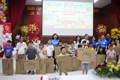 Bệnh viện Sản - Nhi An Giang tặng quà cho 392 bệnh nhân nhi nhân ngày Quốc tế Thiếu nhi