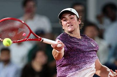 Joao Fonseca lập kỳ tích tại Roland Garros: Quật ngã Casper Ruud tiến vào tứ kết